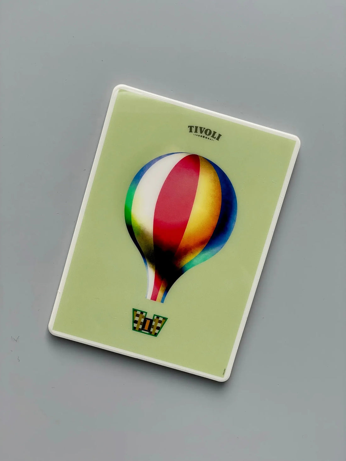 Tivoli Ballongynge magnet med farverigt motiv af den ikoniske luftballonforlystelse, illustreret af Mads Berg.