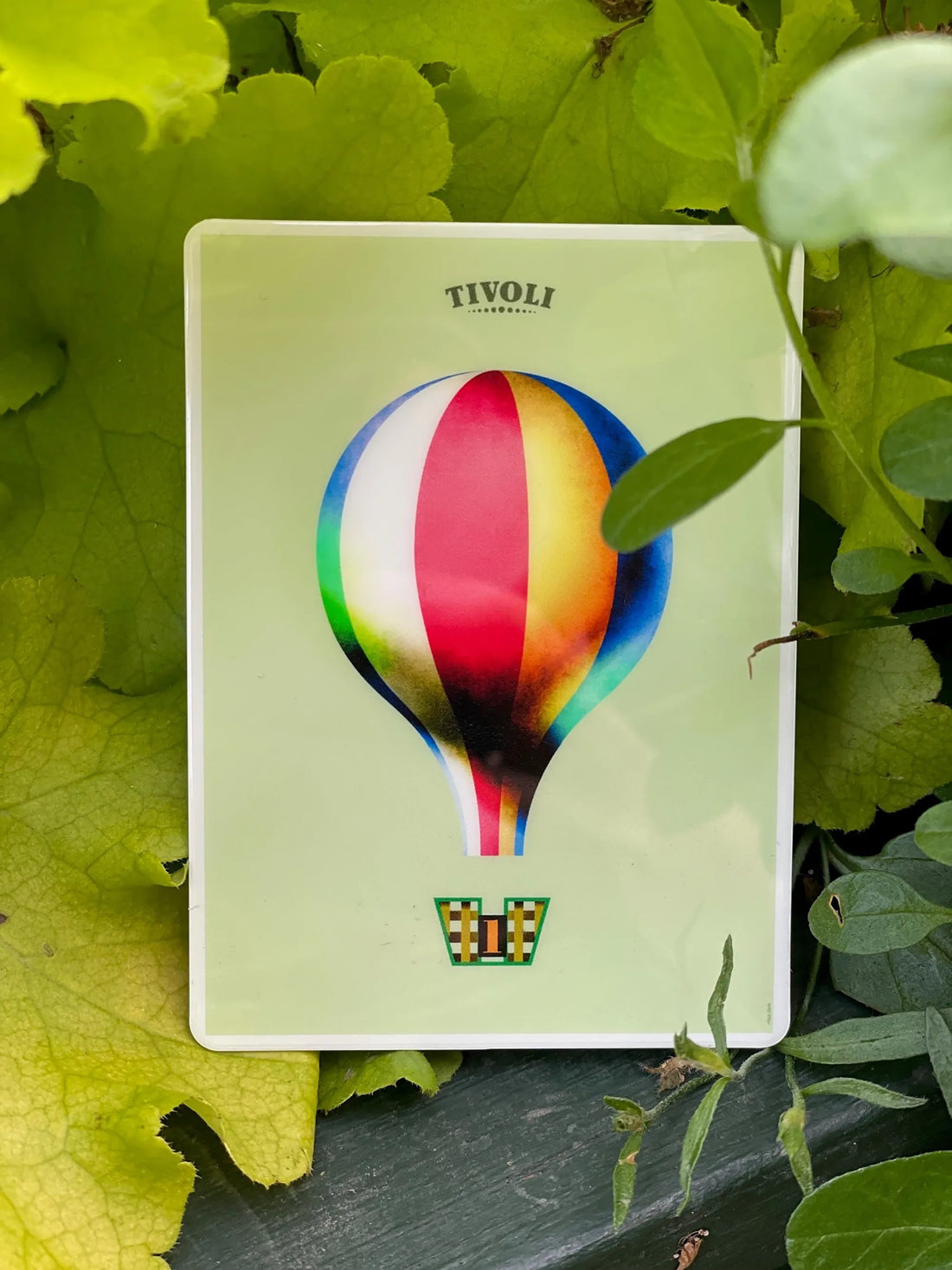 Tivoli Ballongynge magnet med farverigt motiv af den ikoniske luftballonforlystelse, illustreret af Mads Berg.