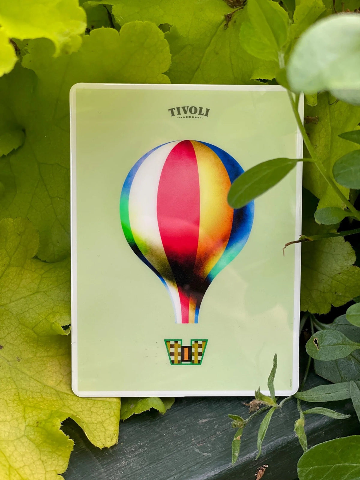 Tivoli Ballongynge magnet med farverigt motiv af den ikoniske luftballonforlystelse, illustreret af Mads Berg.