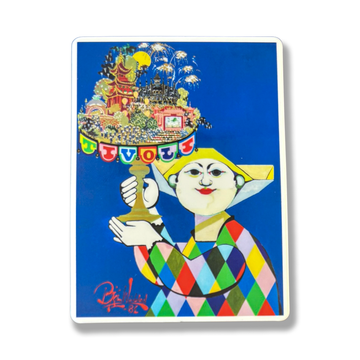 Tivoli magnet med motiv fra Bjørn Wiinblads ikoniske Tivoli-årsplakat fra 1981. Illustrationen viser Pjerrot i farverigt harlekinkostume, der bærer Tivoli på et fad med Det Kinesiske Tårn, Koncertsalen, fyrværkeri og farverige detaljer mod en dybblå baggrund.