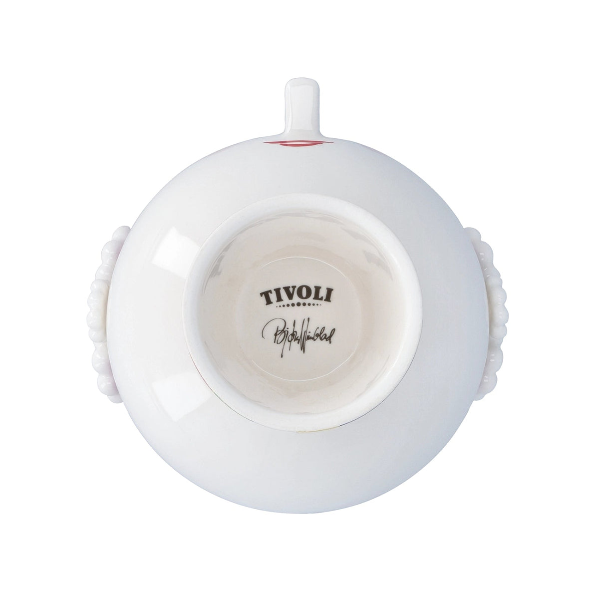 Set ovenfra af Bjørn Wiinblad x Tivoli Eva urtepotteskjuler i hvid keramik. Urtepotteskjuleren har et rundt åbent rum til planter og er mærket med Tivoli-logo samt Bjørn Wiinblads signatur i bunden. Hvide blomsterformede detaljer ses på siderne.