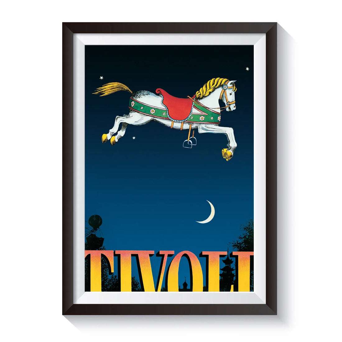 Tivoli-plakat af Bo Bonfils med en flyvende karusselhest over det farverige TIVOLI-logo. Motivet viser en hvid karusselhest med rødt og grønt sadeltæppe på en mørkeblå nattehimmel med stjerner, halvmåne og silhuetter fra Tivoli i baggrunden.