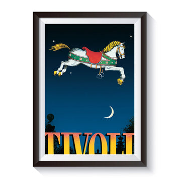 Tivoli-plakat af Bo Bonfils med en flyvende karusselhest over det farverige TIVOLI-logo. Motivet viser en hvid karusselhest med rødt og grønt sadeltæppe på en mørkeblå nattehimmel med stjerner, halvmåne og silhuetter fra Tivoli i baggrunden.