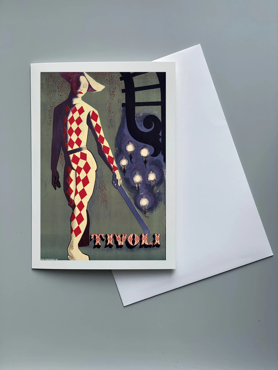 Vintage Tivoli-plakat med klassisk harlekinfigur i rød- og hvidternet kostume. Motivet viser figuren foran dekorative lamper og ornamenter i mørkeblå nuancer, udført i en kunstnerisk og historisk Tivoli-stil.
