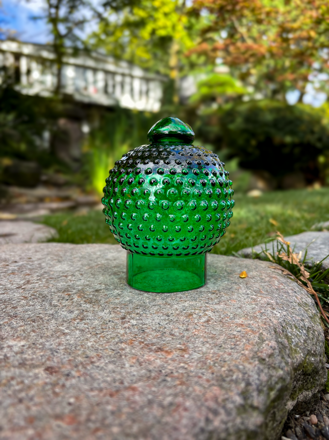 Grøn Tivoli glaskuppel inspireret af Michael Bangs ikoniske lampedesign fra 1967, udført i glas med karakteristisk knopstruktur og plads til fyrfadslys.
