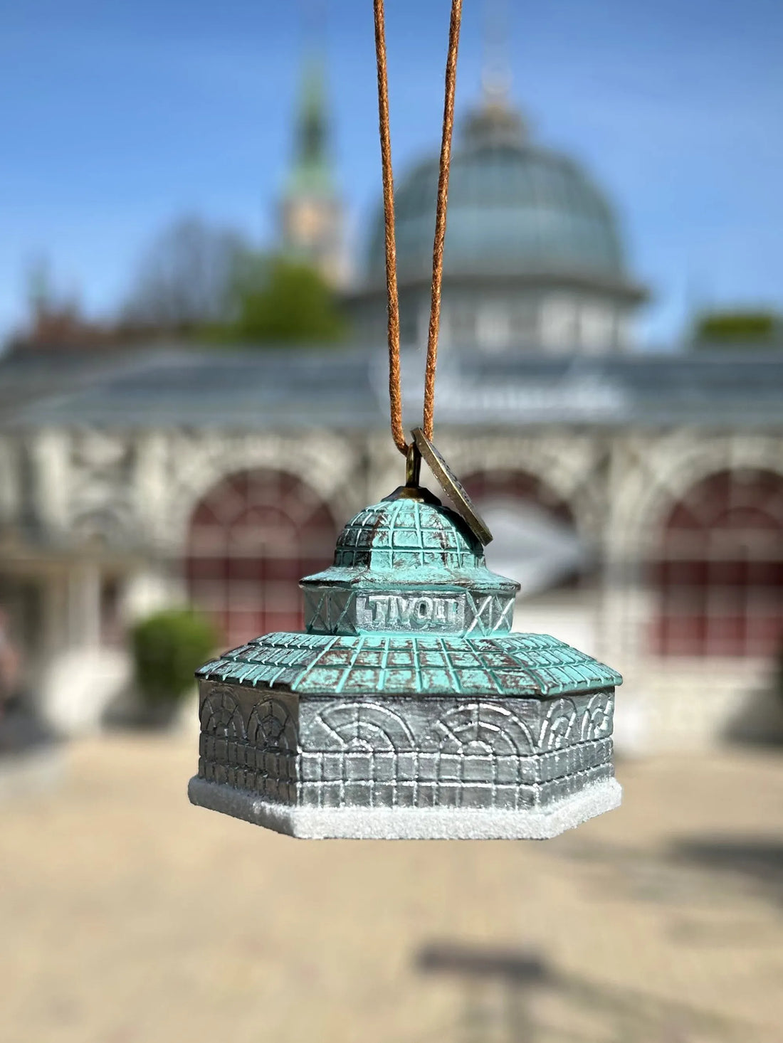 Håndmalet Glassalen ophæng fra KIDS by FRIIS inspireret af Tivolis ikoniske koncertsal med detaljeret kuppeltag og klassisk arkitektur.