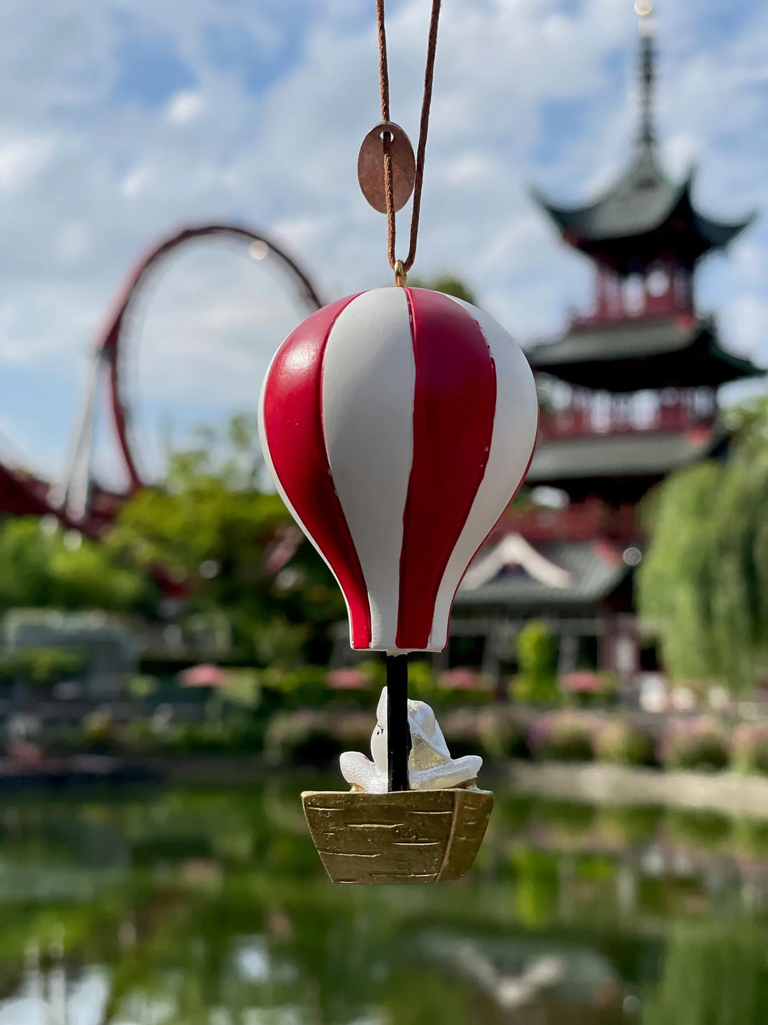 Håndmalet luftballon ophæng fra KIDS by FRIIS med rød og hvid ballon samt kurv, inspireret af Tivolis eventyrlige univers.