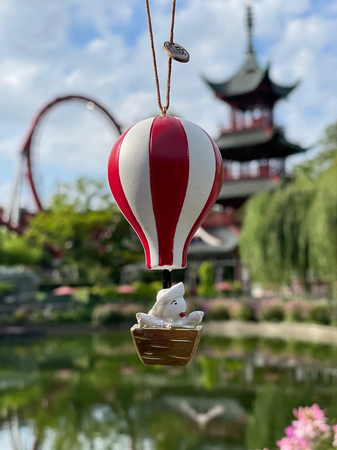 Håndmalet luftballon ophæng fra KIDS by FRIIS med rød og hvid ballon samt kurv, inspireret af Tivolis eventyrlige univers.