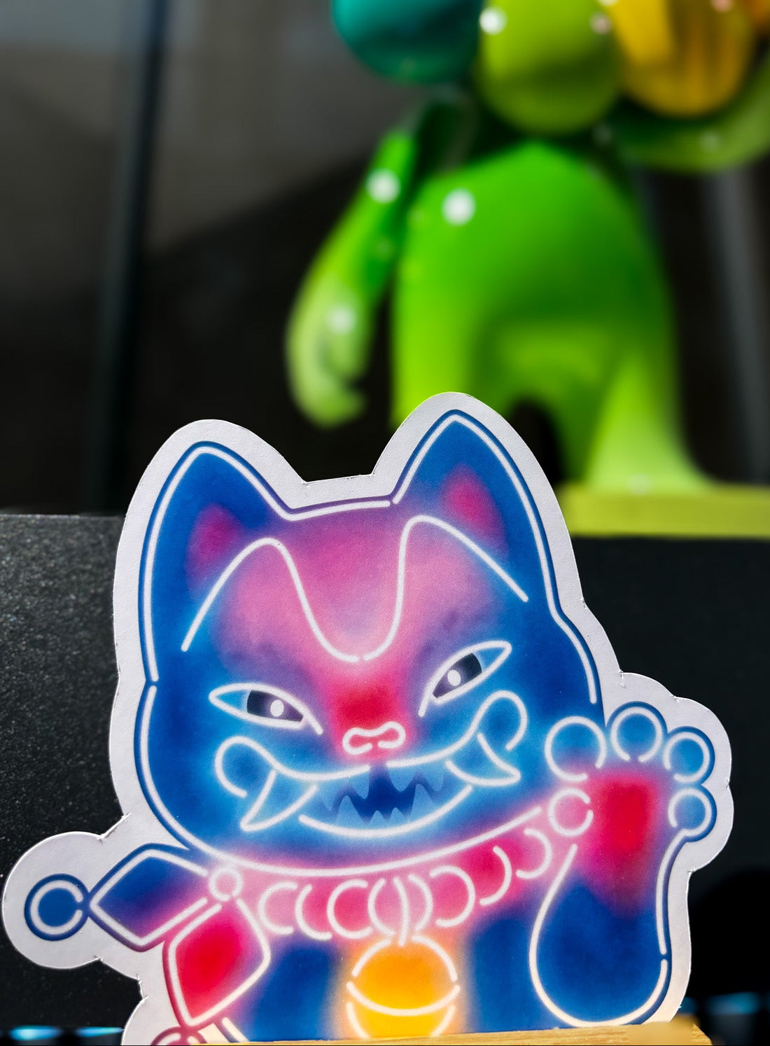 Little Tivoli Hikari Dæmonkat-postkort med neoninspireret motiv af en mystisk kat i blå og pink nuancer med lysende detaljer, inspireret af Tivolis magiske Hikari-univers.
