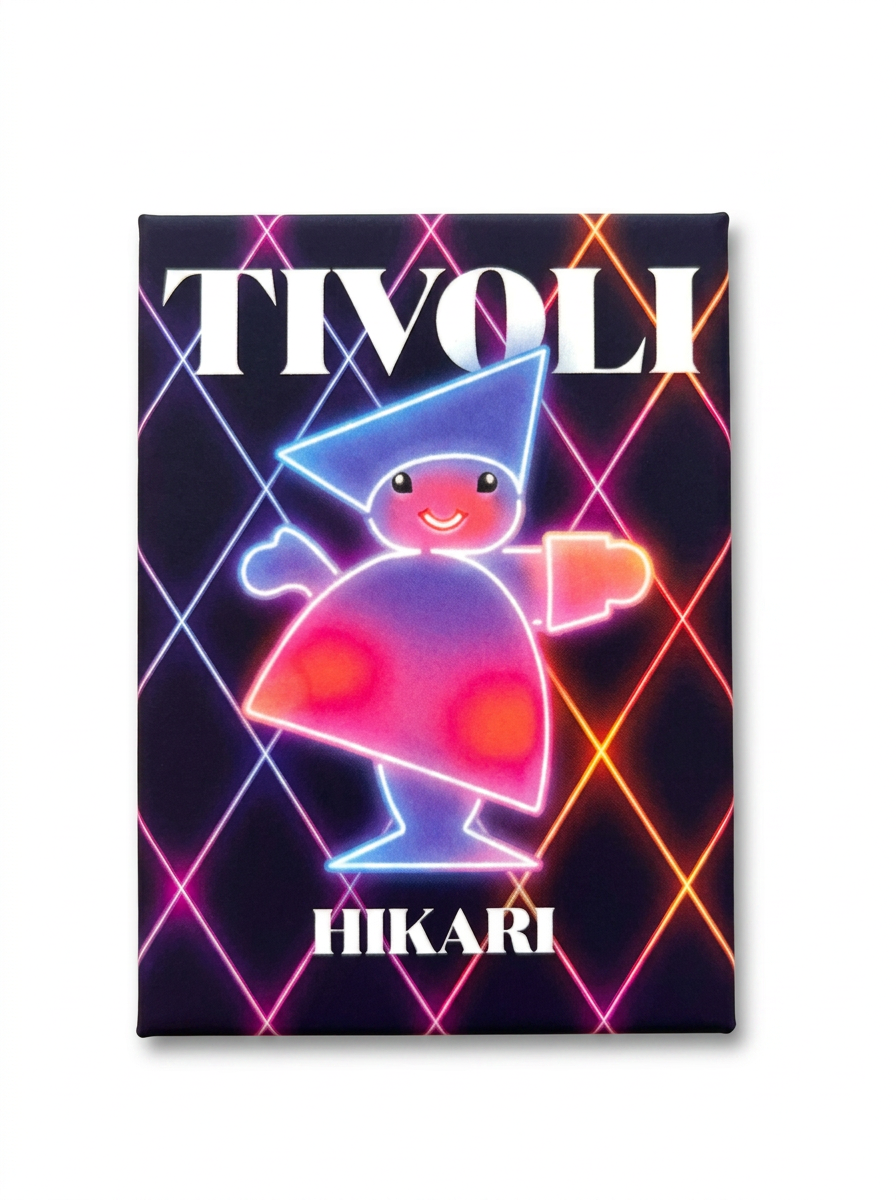 Little Tivoli Hikari Pjerrot-magnet med neoninspireret design, lysende farver og Tivolis ikoniske Pjerrot på mørk baggrund med farverige lysmønstre.