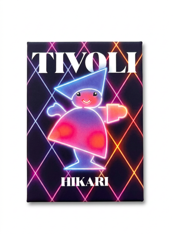 Little Tivoli Hikari Pjerrot-magnet med neoninspireret design, lysende farver og Tivolis ikoniske Pjerrot på mørk baggrund med farverige lysmønstre.