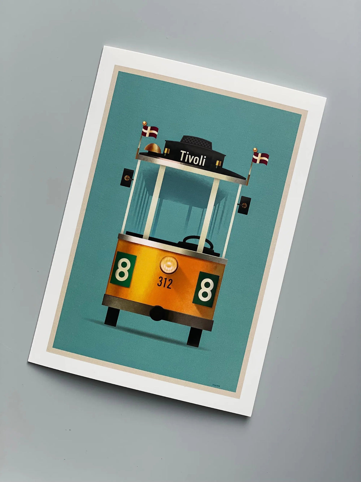 Foldekort med Mads Bergs illustration af den ikoniske Linie 8-sporvogn fra Tivoli i klassisk retrodesign med turkis baggrund.