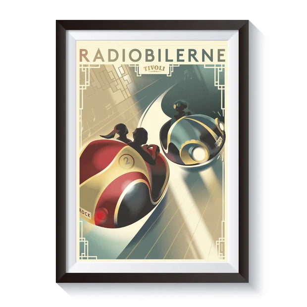 Mads Berg plakat af Radiobilerne i Tivoli med elegante Art Deco-inspirerede radiobiler i et nostalgisk design.