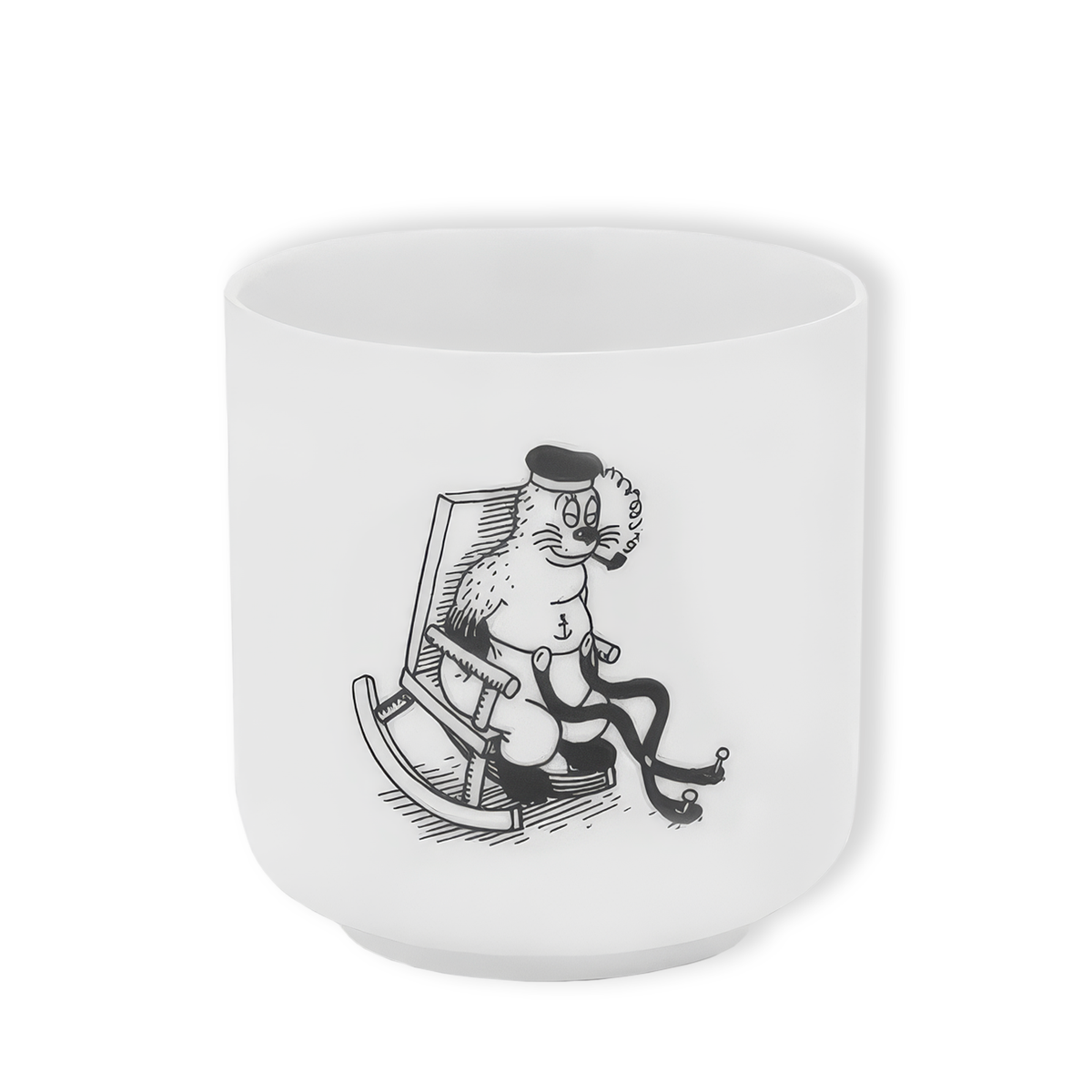 Rasmus Klump krus i hvidt porcelæn med motiv af Skipper Skæg siddende i en gyngestol.