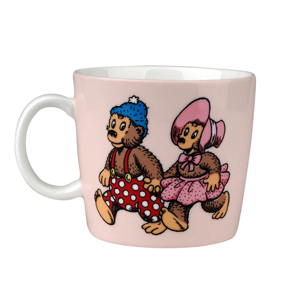 Lyserød Rasmus Klump porcelænskop med motiv af Rasmus Klump og Mille, der går hånd i hånd. Koppen er dekoreret med klassiske illustrationer fra Rasmus Klump-universet.