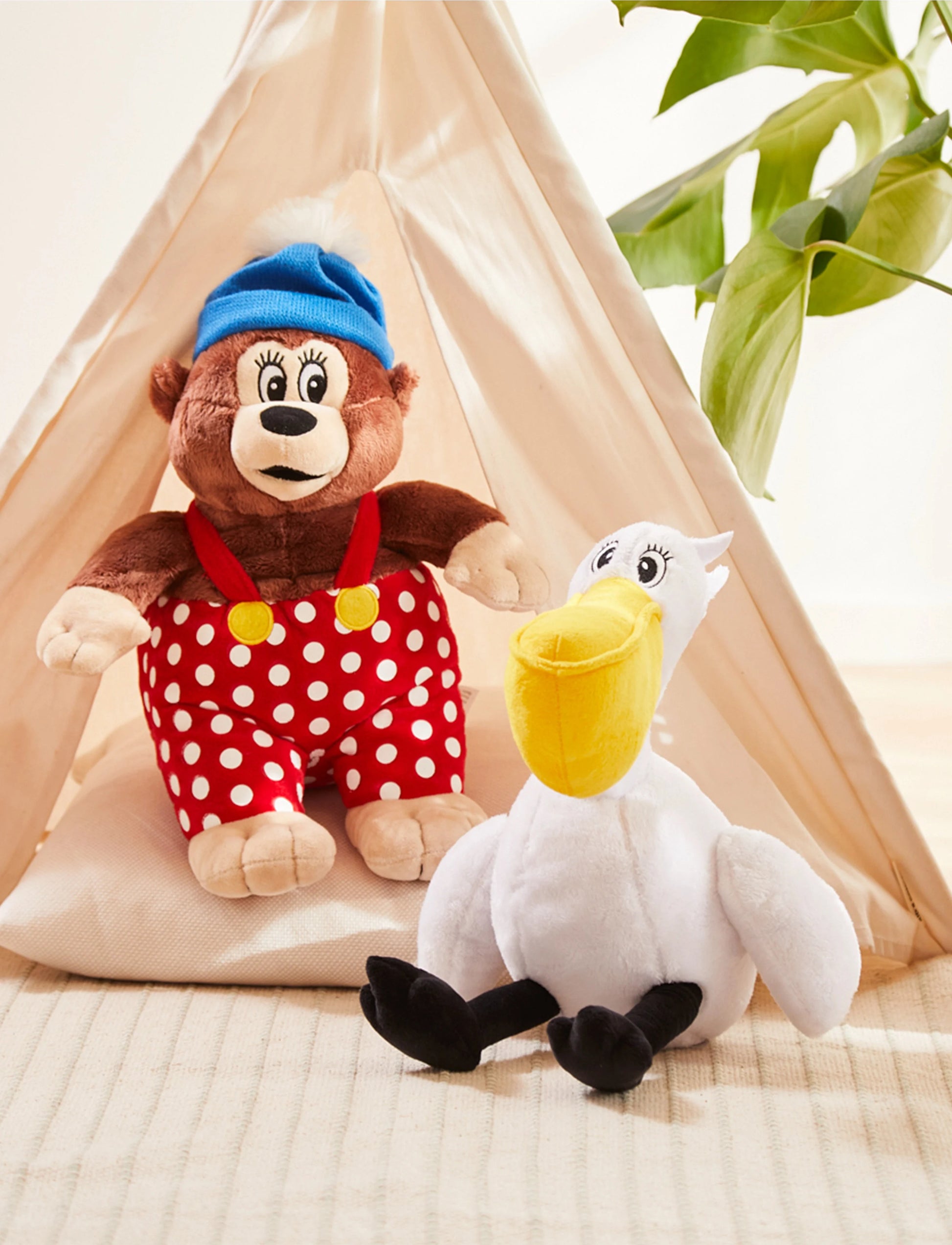 Bløde Rasmus Klump- og Pelle-bamser fra Barbo Toys i et børneværelse, perfekte til kram, leg og fantasifulde eventyr.