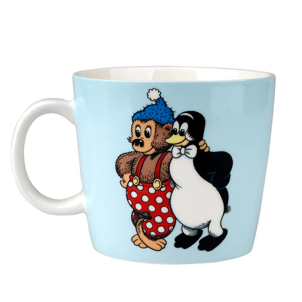 Lyseblå Rasmus Klump-kop i porcelæn med motiv af Rasmus Klump og Pingo. De to populære figurer står side om side på kruset, som er dekoreret i klassisk Rasmus Klump-stil.