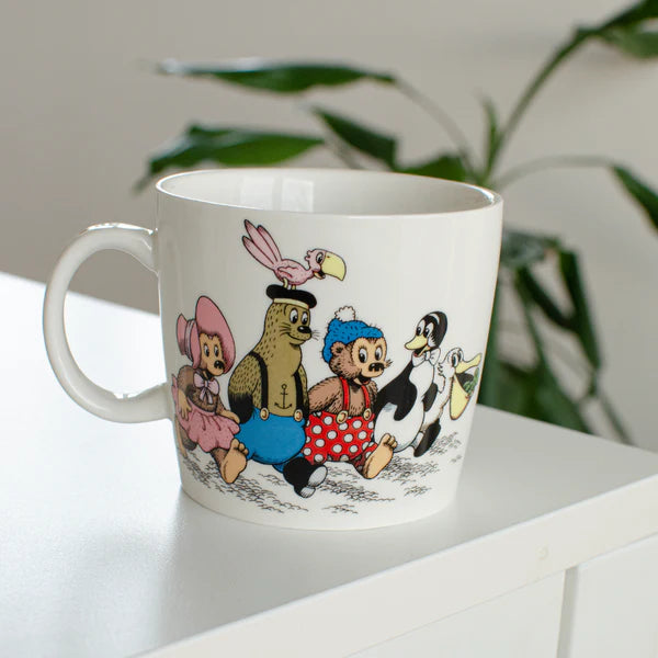 Hvid Rasmus Klump porcelænskop med motiv af Rasmus Klump, Pingo, Pelle, Mille, den lille pelikan og Flora samlet på eventyr. Klassisk kop med figurer fra det elskede Rasmus Klump-univers.