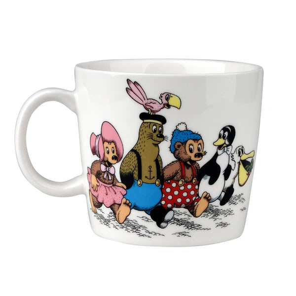 Hvid Rasmus Klump porcelænskop med motiv af Mille, Pelle, Rasmus Klump, Pingo og den lille pelikan. Koppen er dekoreret med de klassiske figurer fra Rasmus Klump-universet på en hvid baggrund.