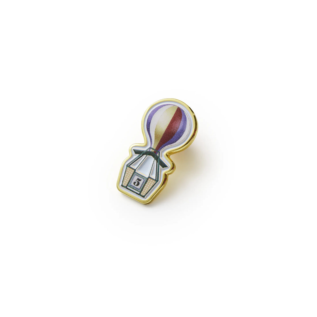 Tivoli Ballongynge pin i emalje med guldfarvede kanter. Pinnen forestiller en klassisk ballonkurv med striber i lilla, rød, hvid og guld samt nummereret gondol, inspireret af Tivolis ikoniske Ballongynge.