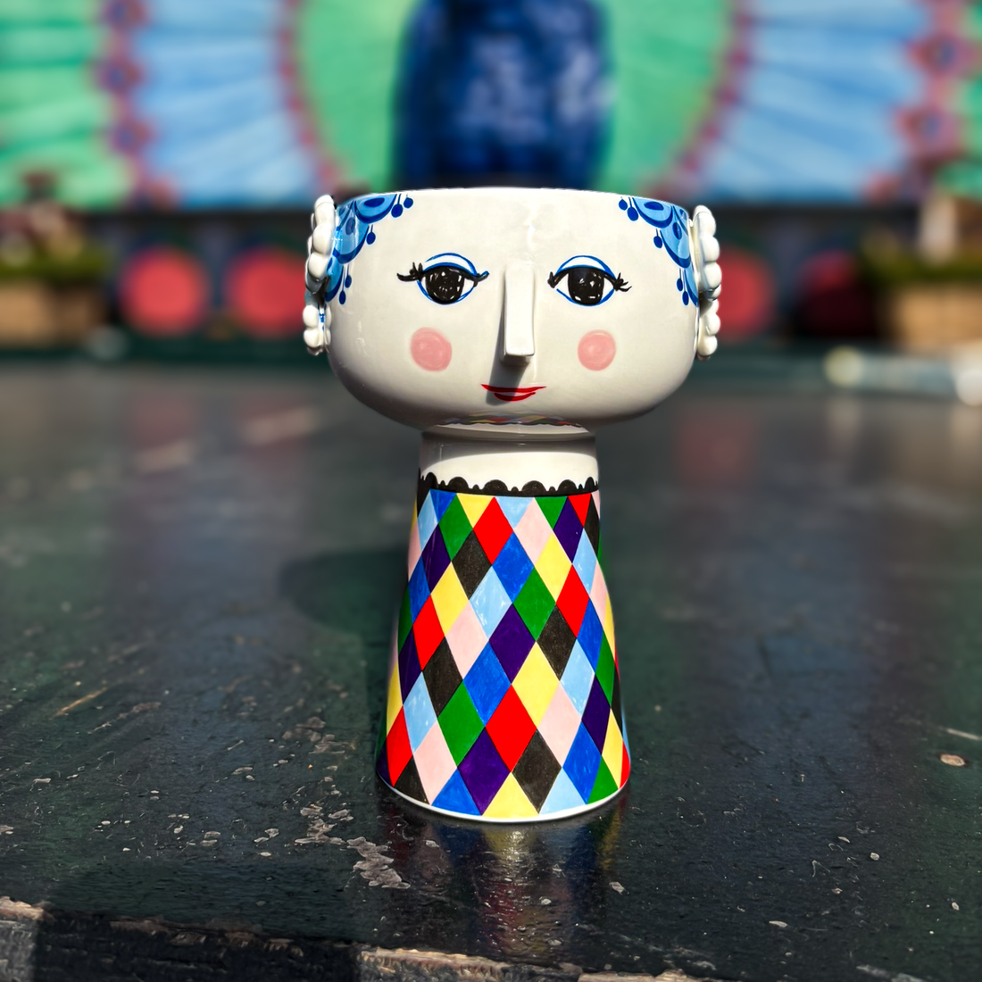 Eksklusiv Bjørn Wiinblad x Tivoli Eva Vase med farverigt diamantmønster, håndmalede detaljer og design inspireret af Tivolis ikoniske univers.
