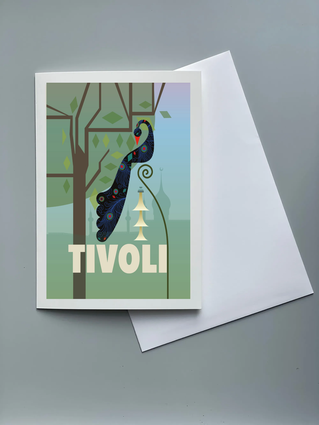 Tivoli-plakat med stiliseret påfugl i grafisk design. Motivet viser en dekorativ påfugl siddende på en gren blandt træer og klassiske Tivoli-elementer i grønne og blå nuancer, med silhuetter af Tivolis arkitektur i baggrunden.