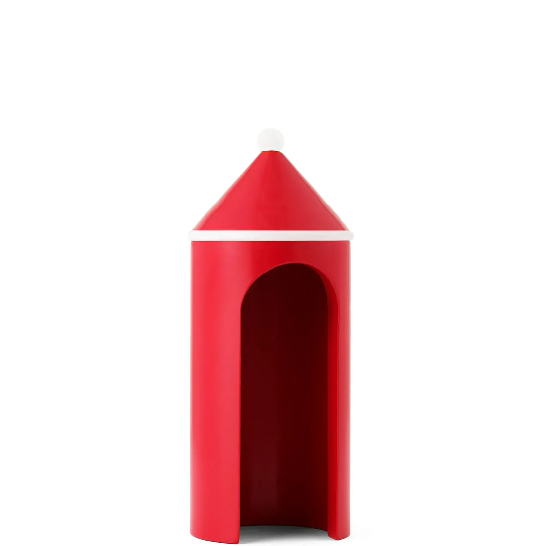 Rødt vagtskur inspireret af Tivoli-Garden med cylindrisk form, hvide detaljer og kegleformet tag. Figuren er udført i træ med en åben bueformet indgang og et enkelt, ikonisk design.