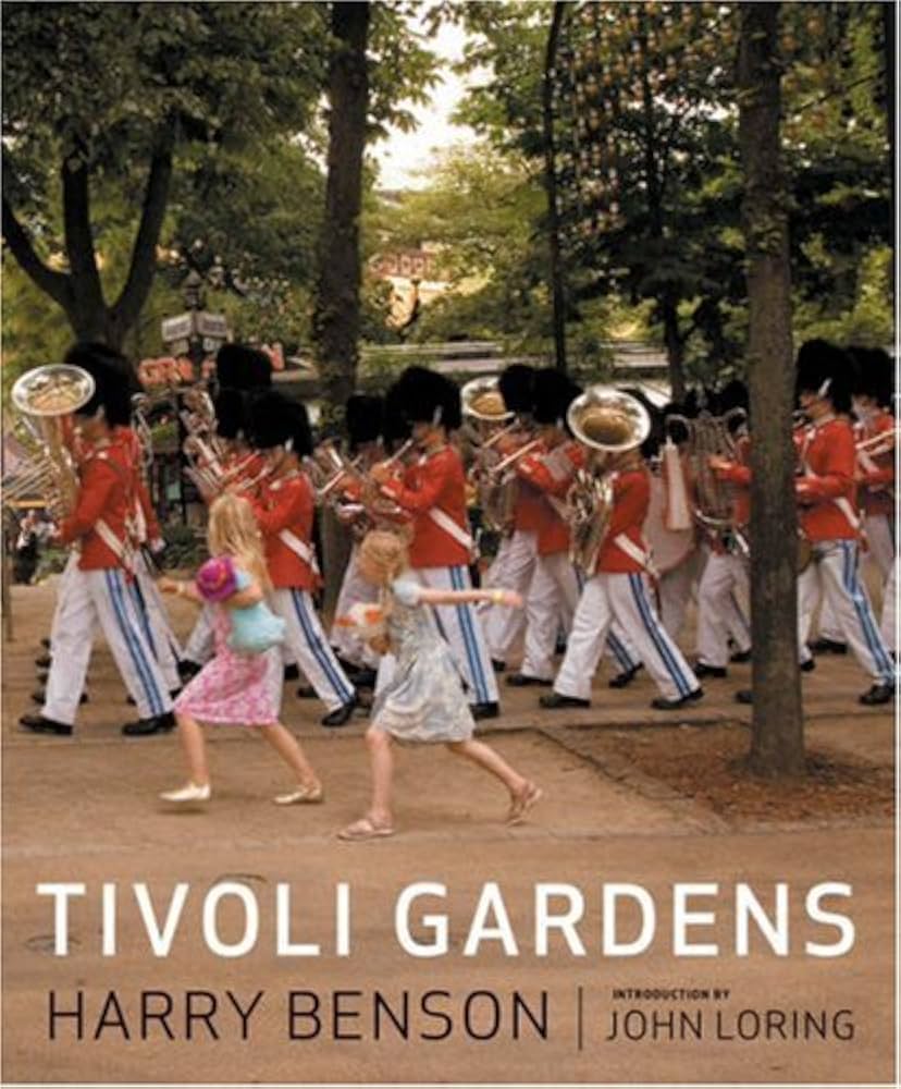 Tivoli Gardens fotobog af Harry Benson med forord af John Loring. Omslaget viser Tivoli-Garden i røde uniformer under march gennem Tivoli, mens to børn løber foran orkestret. Træer, lys og stemningsfulde omgivelser fra Tivoli ses i baggrunden.