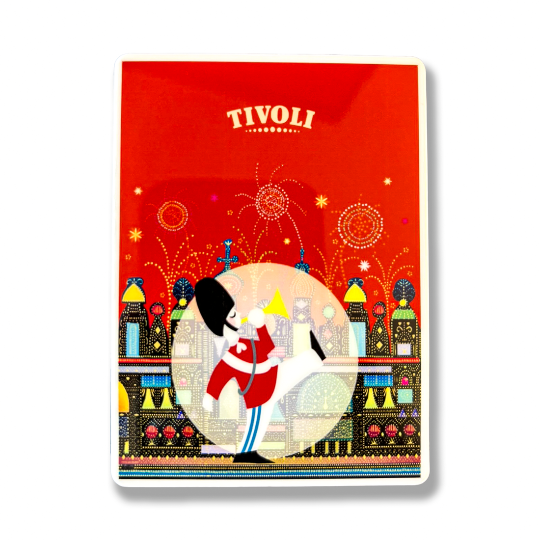 Tivoli magnet med farverigt motiv af en Tivoli-Garder i rød uniform og bjørneskindshue foran Tivolis ikoniske Hovedindgang. Illustrationen viser fyrværkeri, dekorative lys og den karakteristiske mauriske arkitektur i et detaljeret, eventyrligt design inspireret af Tivolis univers.