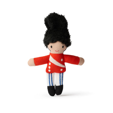 Tivoli Garder Pocket Friend fra Fabelab, blød stoffigur inspireret af Tivoli Garden med rød uniform, hvide bukser og sort bjørneskindshue.