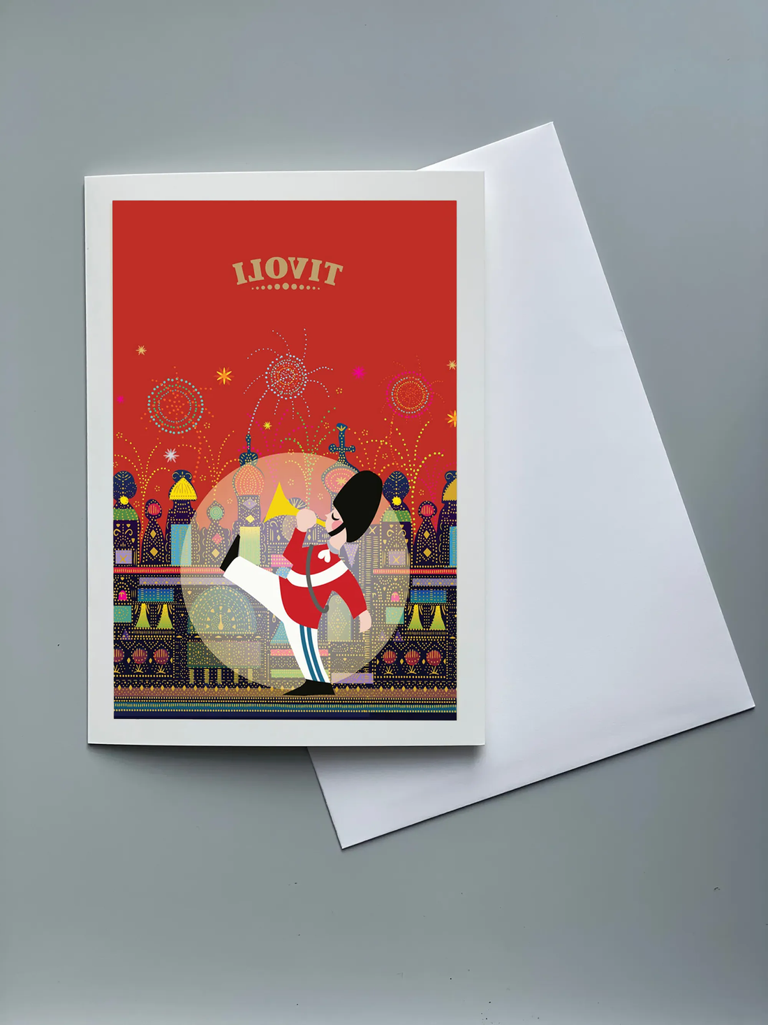 Tivoli Liovit plakat med illustreret garder i rød uniform foran et farverigt Tivoli-landskab. Motivet viser fyrværkeri, eventyrlige bygninger og dekorative lysdetaljer i klare farver på rød baggrund.