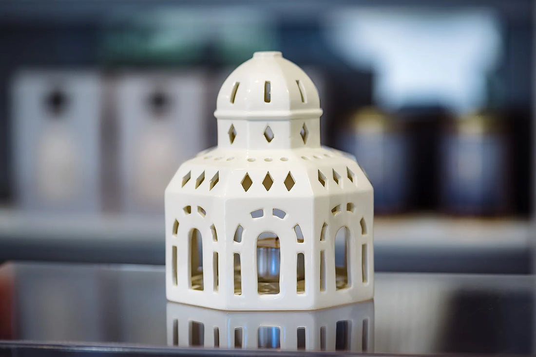 Dekorativ Tivoli Glassalen lysestage i hvid keramik, inspireret af den berømte ottekantede bygning i Tivoli tegnet af Poul Henningsen, perfekt som dansk designgave og boligindretning