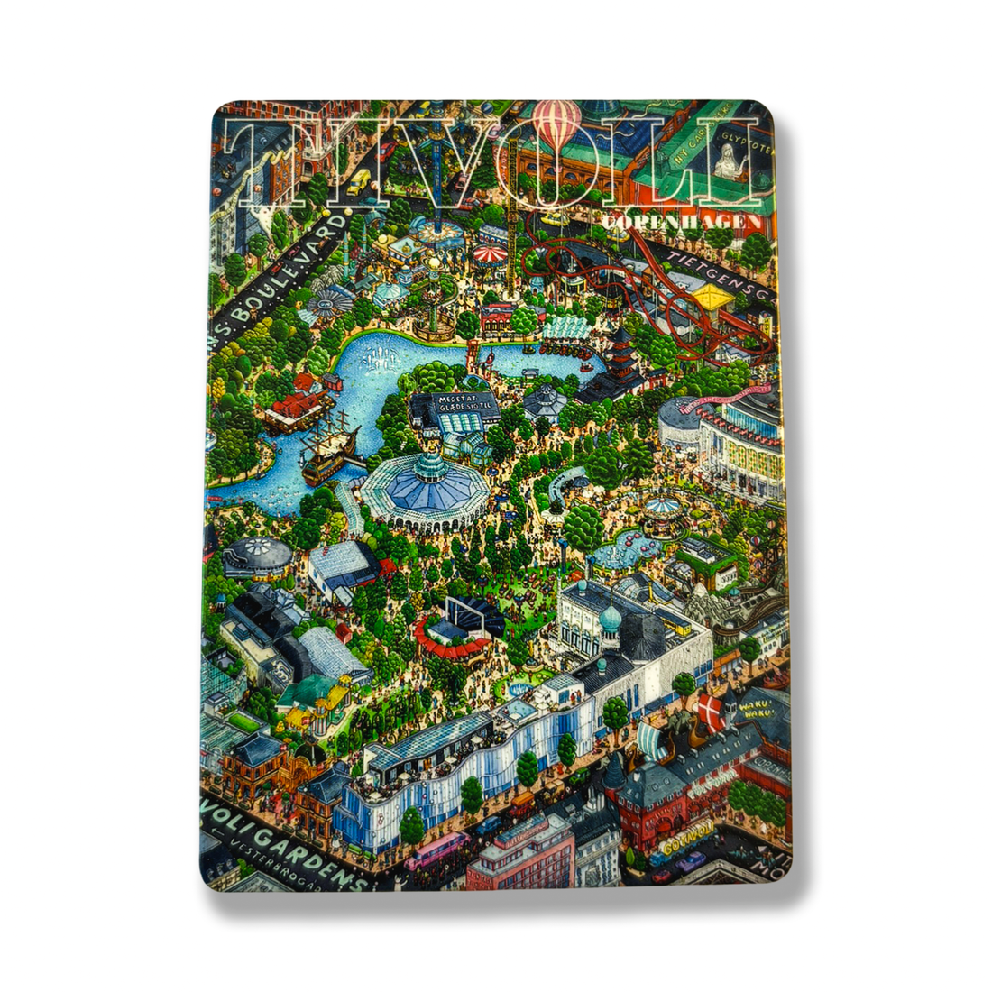 Tivoli magnet med detaljeret illustration af Tivoli set ovenfra. Motivet viser Tivolisøen, Koncertsalen, Ballongyngen, Rutschebanen, Hovedindgangen, grønne haveanlæg, stisystemer og mange af Havens ikoniske bygninger og forlystelser. Illustrationen er udført i farverige detaljer med København og omkringliggende bygningsværker vist langs kanten.
