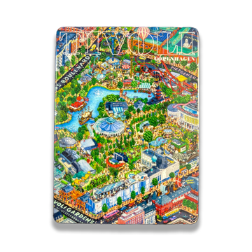 Tivoli magnet med detaljeret illustration af Tivoli set ovenfra. Motivet viser Tivolisøen, Koncertsalen, Ballongyngen, Rutschebanen, Hovedindgangen, grønne haveanlæg, stisystemer og mange af Havens ikoniske bygninger og forlystelser. Illustrationen er udført i farverige detaljer med København og omkringliggende bygningsværker vist langs kanten.
