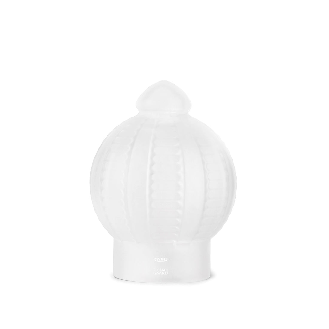 Tivoli x Holmegaard glaslampe i hvidt opalglas med dekorative lodrette relieffer og blødt lys, der stråler gennem glasset. Lampen har en karakteristisk kuppelformet top og fod med diskret Tivoli x Holmegaard-logo.