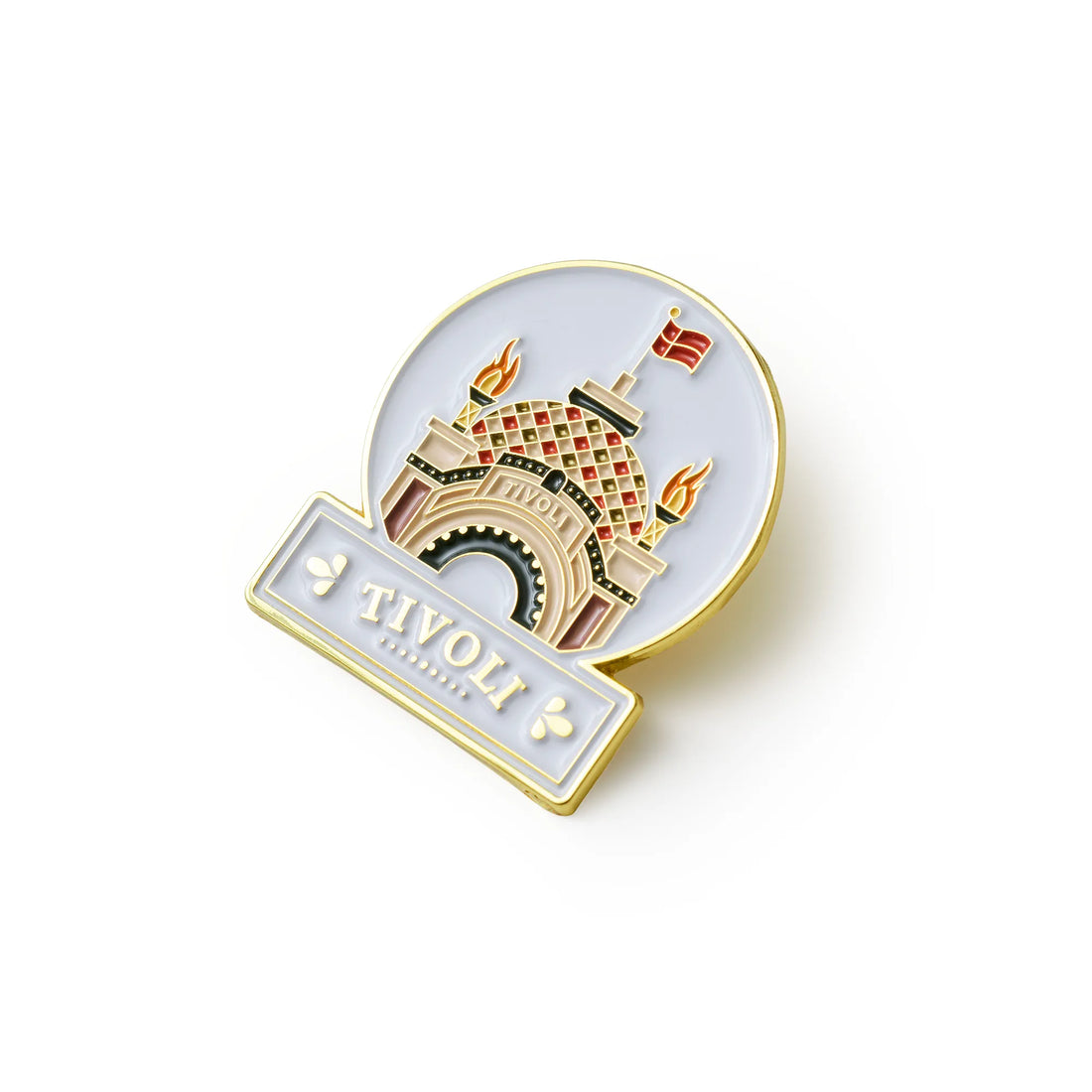 Tivoli pin med motiv af Tivolis ikoniske Hovedindgang udført i emalje med guldfarvede detaljer, danske flag og dekorative fakler. Pinnen har lys baggrund og TIVOLI-logo på fronten.