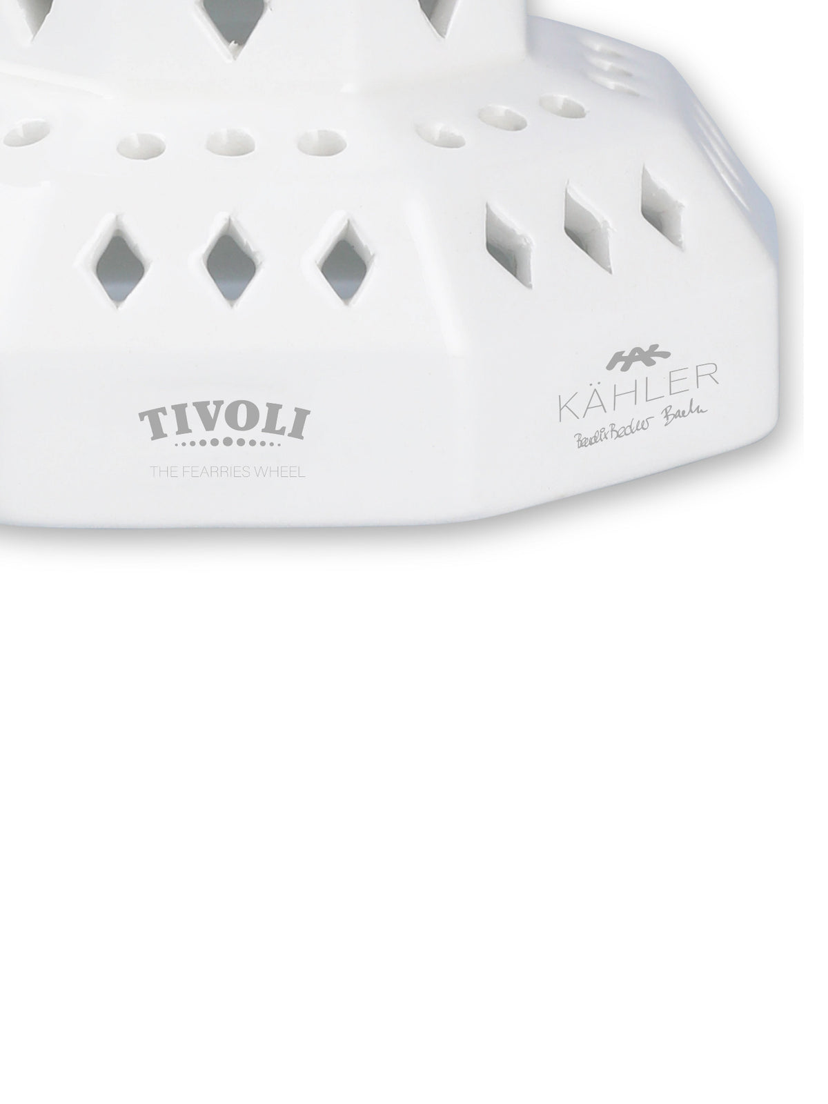 Detaljebillede af Tivoli x Kähler mini-lysestage inspireret af Glassalen med diamantformede udskæringer samt Tivoli- og Kähler-logo i hvid keramik.