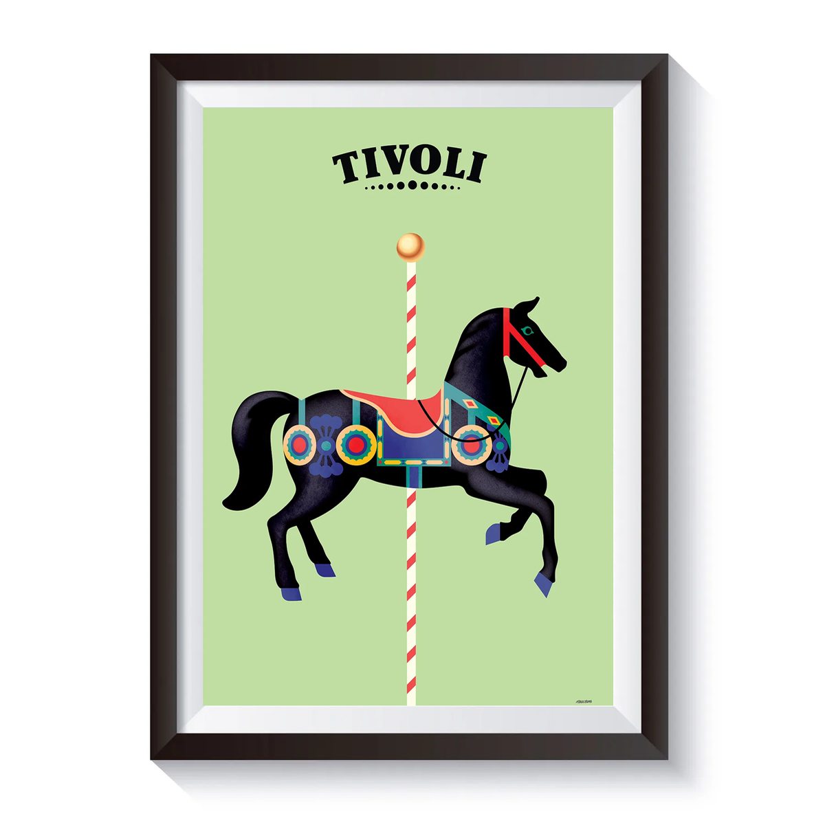 Tivoli-plakat med stiliseret sort karruselhest på grøn baggrund. Motivet viser en dekorativ karusselhest med farverige detaljer på en klassisk karruselstang, inspireret af Tivolis nostalgiske forlystelser.