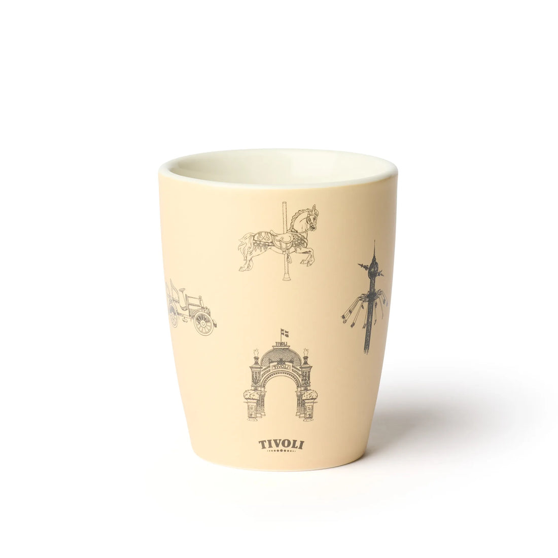 Beige Tivoli krus med detaljerede illustrationer af ikoniske Tivoli-motiver, herunder Hovedindgangen, en karusselhest, Svingkarrusellen og en historisk hestevogn. Kruset har et enkelt og klassisk design med Tivoli-logo på fronten.