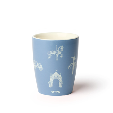 Blåt Tivoli krus med hvide illustrationer af ikoniske Tivoli-motiver, herunder Hovedindgangen, en karusselhest, Svingkarrusellen og en historisk hestevogn. Kruset har et enkelt og klassisk design med Tivoli-logo på fronten.