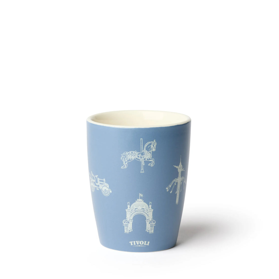 Blåt Tivoli krus med hvide illustrationer af ikoniske Tivoli-motiver, herunder Hovedindgangen, en karusselhest, Svingkarrusellen og en historisk hestevogn. Kruset har et enkelt og klassisk design med Tivoli-logo på fronten.