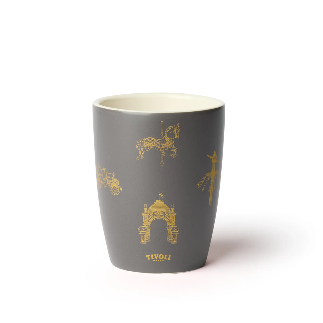 Gråt Tivoli krus med guldfarvede illustrationer af ikoniske Tivoli-motiver, herunder Hovedindgangen, en karusselhest, Svingkarrusellen og en historisk hestevogn. Kruset har et elegant design med guldfarvet Tivoli-logo på fronten.