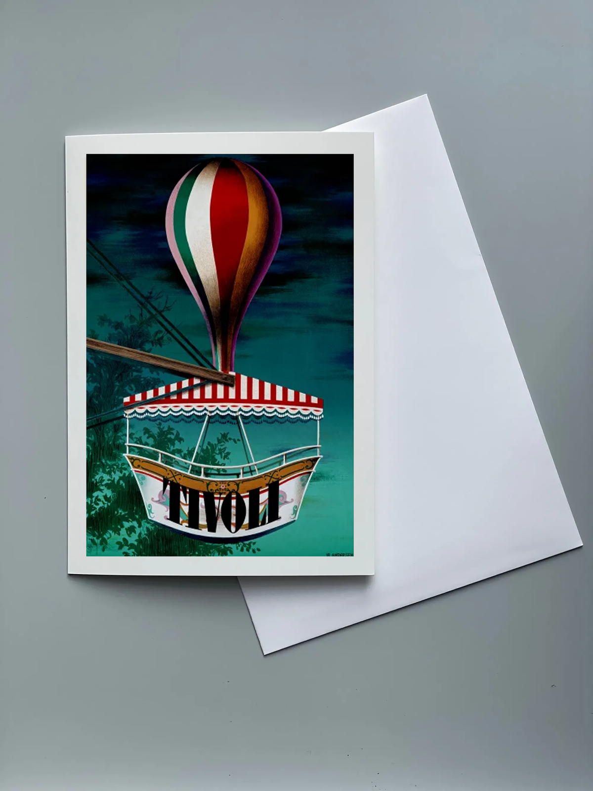 Kunstkort med retroinspireret Tivoli-motiv af en farverig luftballon med stribet ballonkurv svævende over trækroner. Motivet har dybe blå og grønne nuancer og et klassisk vintageudtryk med teksten Tivoli på kurven.