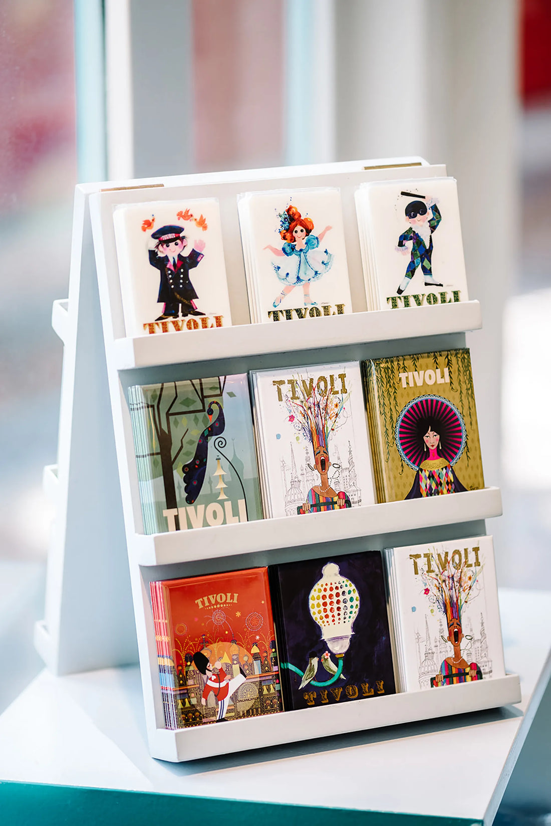 Dekorativ Tivoli magnet med klassisk Bo Bonfils-illustration af en flyvende karruselhest over Tivoli, inspireret af Havens eventyrlige atmosfære og danske designtradition