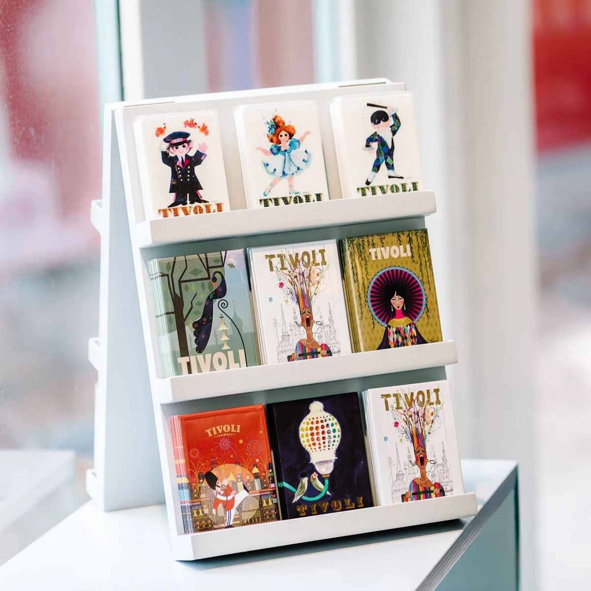 Display med Tivoli magneter featuring Willow, Tivoli-Garden og andre ikoniske figurer og motiver fra Tivolis eventyrlige univers