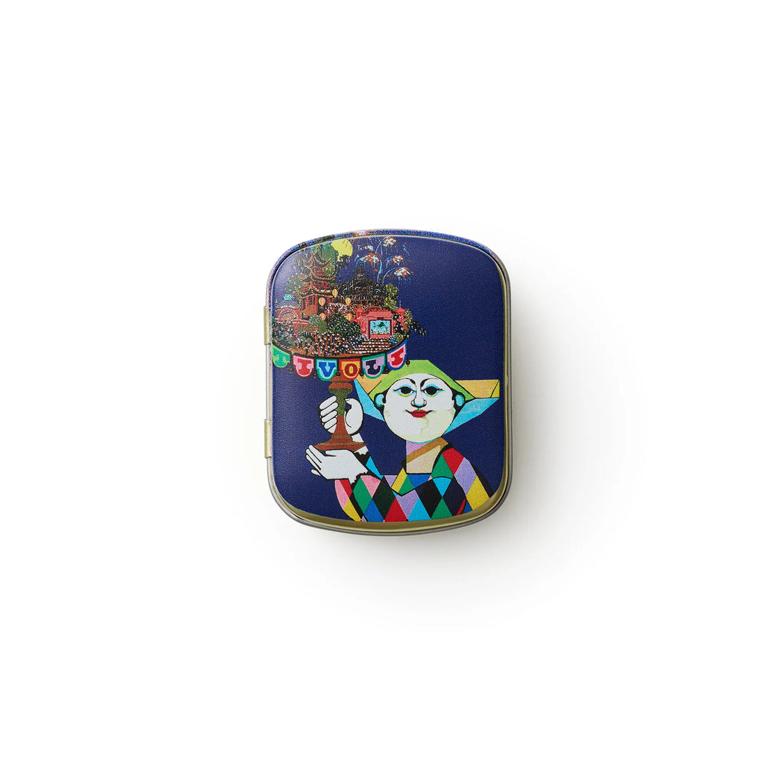 Tivoli Mints mintpastiller i flot metaldåse med ikonisk Harlekin-motiv, Tivoli-bygninger og fyrværkeri. Praktisk souveniræske med frisk mintsmag inspireret af Tivolis magiske univers