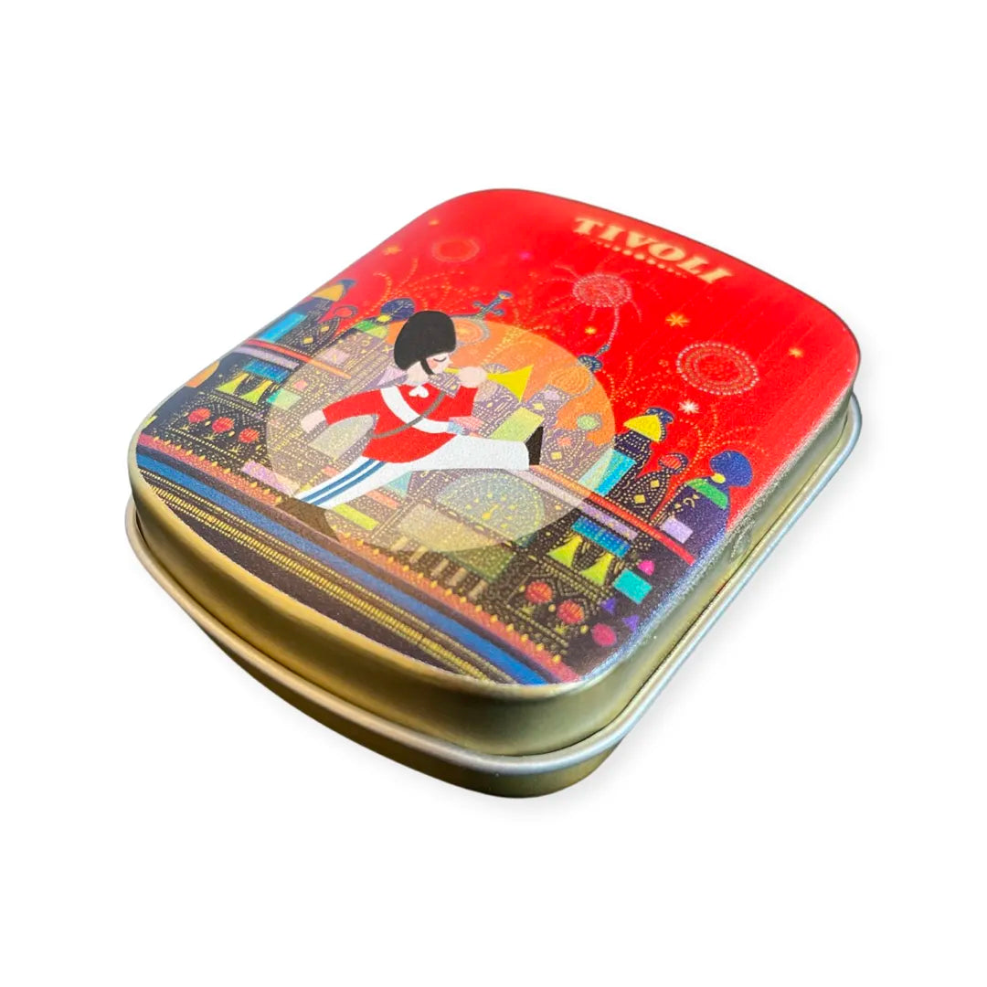 Tivoli Mints mintpastiller i flot metaldåse med motiv af Tivoli-Garden, historiske Tivoli-bygninger og dekorative detaljer. Praktisk souveniræske med friske mintpastiller inspireret af Tivolis traditionsrige univers
