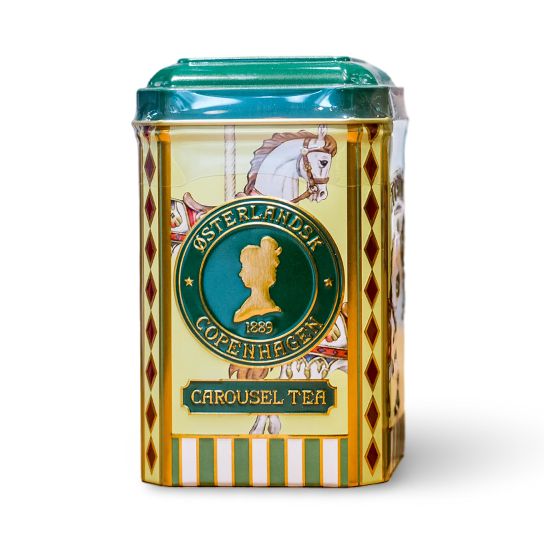 Tivoli x Østerlandsk Thehus Carousel Tea i dekorativ metaldåse med illustration af en klassisk karusselhest og guldfarvede detaljer. Indeholder 12 tebreve med en eksklusiv grøn teblanding med noter af hyldebær og brombær.