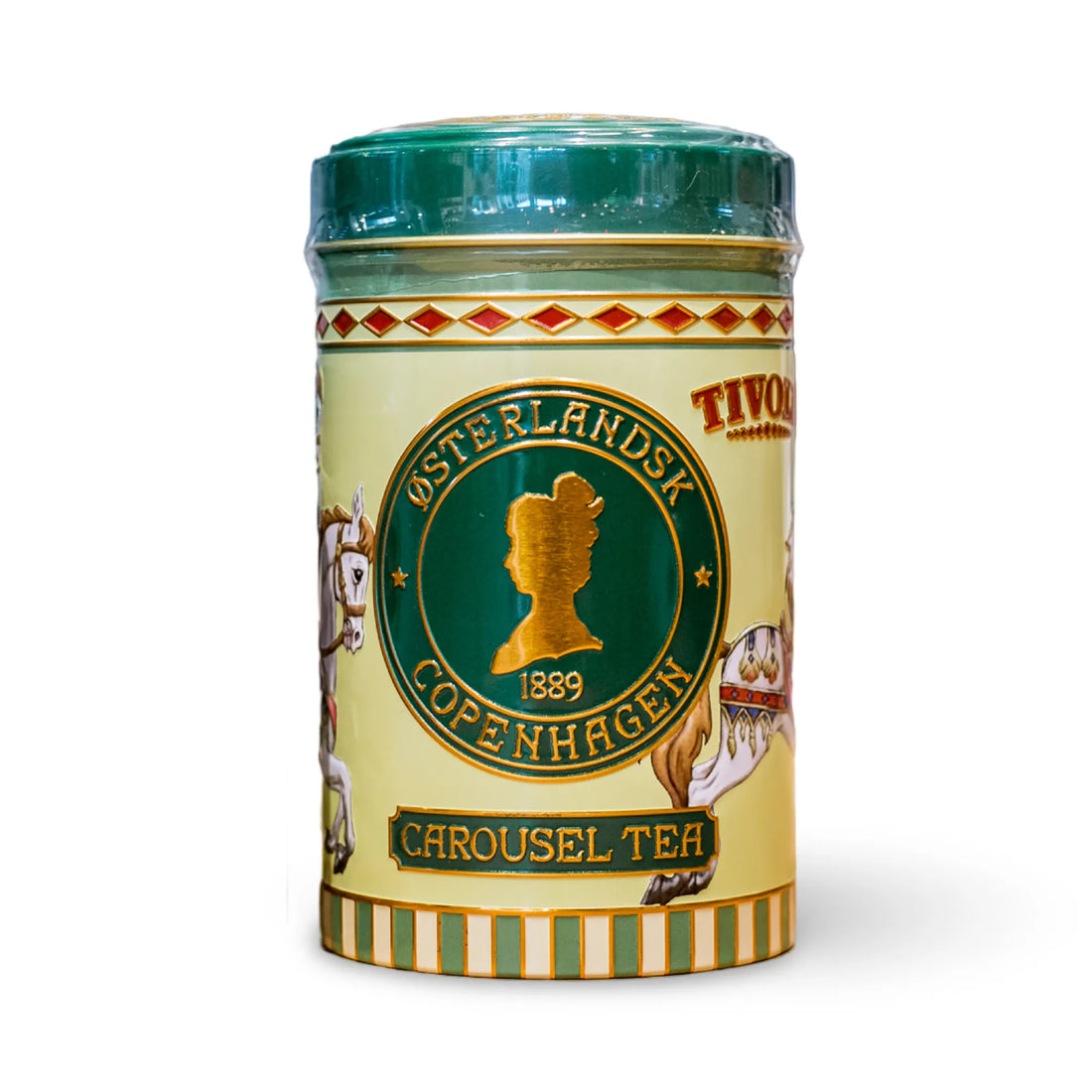 Tivoli x Østerlandsk Thehus Carousel Tea i dekorativ tedåse med illustrationer af klassiske karusselheste, grønne og guldfarvede detaljer samt Tivoli-logo. Dåsen indeholder en eksklusiv grøn teblanding inspireret af Tivolis ikoniske karusseller.