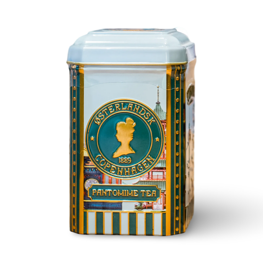 Tivoli x Østerlandsk Thehus Pantomime Tea i dekorativ metaldåse med illustration af Tivolis ikoniske Pantomimeteater og guldfarvede detaljer. Indeholder 12 tebreve med en eksklusiv grøn teblanding med noter af kandiseret ananas, appelsin og mynte.